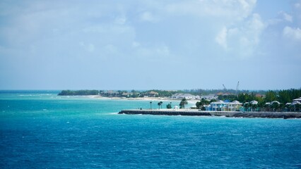 Fototapeta na wymiar Shoreline with beautiful blue and turquoise waters of North Bimini, Bahamas