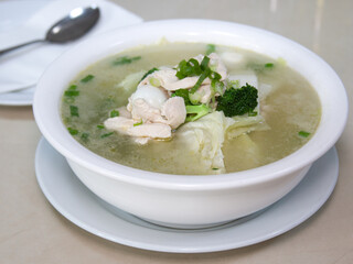 sopa wantán de pollo