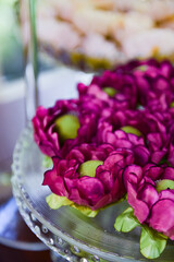 grape sweets in flower packaging, candy box, flower shaped box, pink flowers, party sweets, candy balls, brazilian sweets