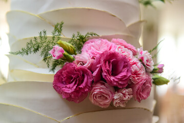 pink and white flowers, pink flowers, birthday cake, cake close-up, white cake, cake with flowers