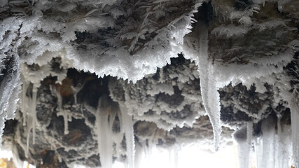 百畳敷洞窟の氷筍氷柱（北海道伊達市大滝）