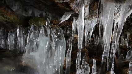 百畳敷洞窟の氷筍氷柱（北海道伊達市大滝）