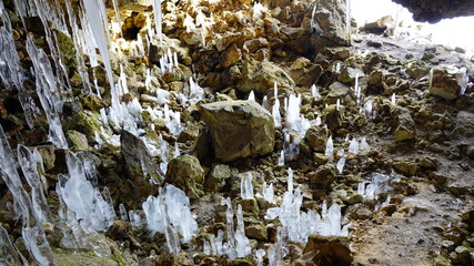 百畳敷洞窟の氷筍氷柱（北海道伊達市大滝）