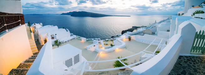 Naklejka premium A coastal city with a panoramic skyline over the blue ocean. Santorini Greece