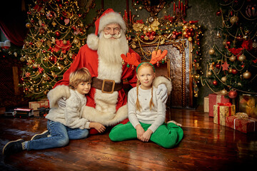 Fototapeta na wymiar kids and Santa