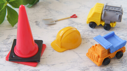 建設業イメージ・おもちゃのヘルメットとトラック