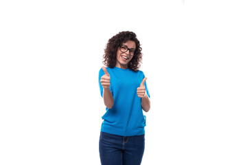 Fototapeta premium young woman with curls dressed in a blue t-shirt shows class with her hands