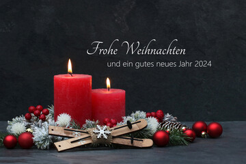 Weihnachtskarte: Elegante Weihnachtsdekoration mit Kerzen und Weihnachtskugeln in den Farben rot und schwarz mit dem Text Frohe Weihnachten und ein gutes neues Jahr 2023.