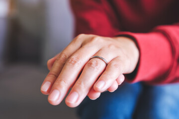 Closeup image of a woman hand wearing silver ring on her finger - obrazy, fototapety, plakaty