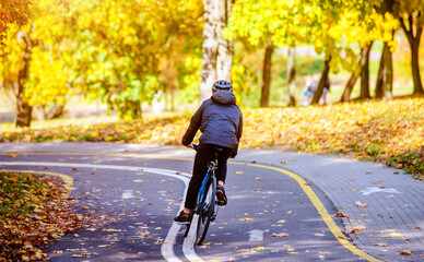 Cyclist ride on the bike path in the city Park
 - obrazy, fototapety, plakaty