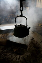日本の昔の農家にみる囲炉裏と煙