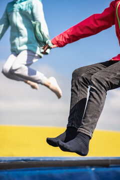 Kinder am spielen und springen auf einem Trampolin