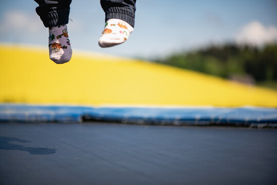 Kinder am spielen und springen auf einem Trampolin