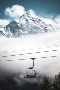 Sessellift mit verschneitem Berg Lenzerhorn im Hintergrund auf der Lenzerheide