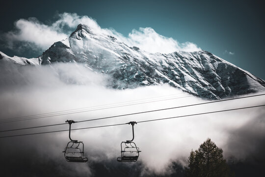Sessellift mit verschneitem Berg Lenzerhorn im Hintergrund auf der Lenzerheide