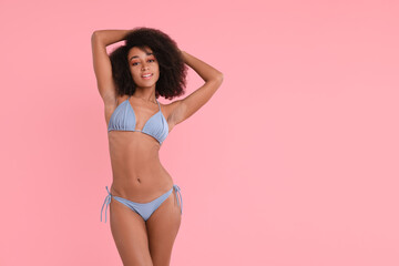 Naklejka premium Beautiful woman in stylish bikini on pink background, space for text