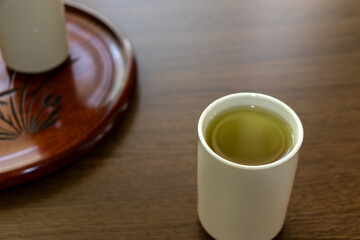 緑茶が入った白いコップ