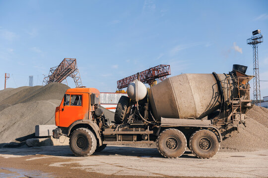 Banner cement factory, concrete loading to Mixer truck on manufacturing plant