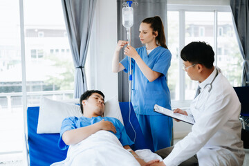 Obraz premium Doctors explaining the symptoms to a patient in hospital