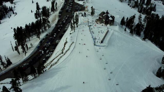 Ashland, Oregon, USA, Winter 2023.  Mt Ashland Ski Area.  Moving Down The Beginner Lift Sonnet And Going Over Te Main Lodge ,the Parking Lot, And The Maintenance Building