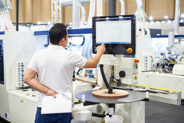 Automatic edgebander machine and worker