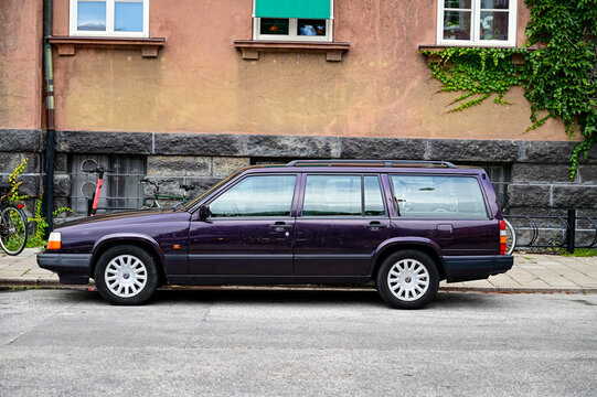auberginefarbener Volvo Serie 900, 940, 960, S90, V90, Kombi, Oldtimer der 1990er Jahre in Lund, Schweden, 15.08.2023