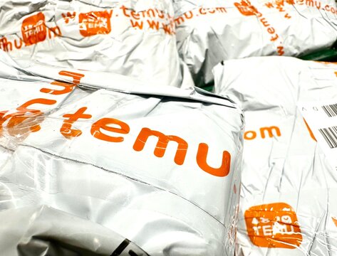 Colis Temu empil&eacute;s