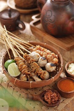 Sate taichan is a variation of chicken satay grilled and served without peanut or ketjap seasoning unlike other satays. It is served with sambal and squeezed key lime,