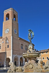 Fano, piazza XX settembre con fontana e Statua della Fortuna e palazzo del Podestà - Ancona, Marche