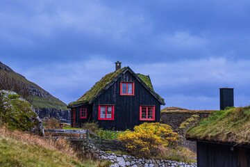 Fototapeta na wymiar Traditionelles Haus im Dorf Kirkjubøur auf den Färöer Inseln