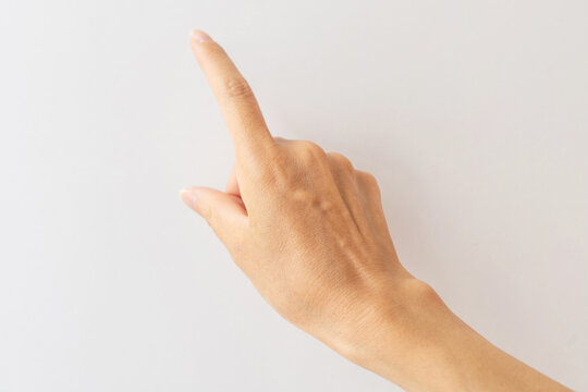 指を刺す手　触れる　押す