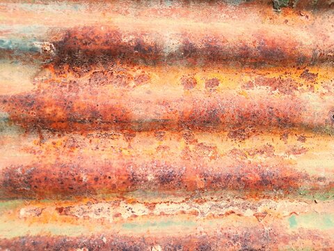 Chapa met&aacute;lica de zinc acanalada antigua atacada por el &ograve;xido, para construcci&ograve;n de techos y galpones, presenta un original dise&ntilde;o  abstracto para fondos de dise&ntilde;o industriales