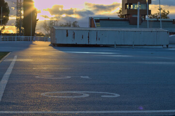 Pista de Atletismo al atardecer. Deportes