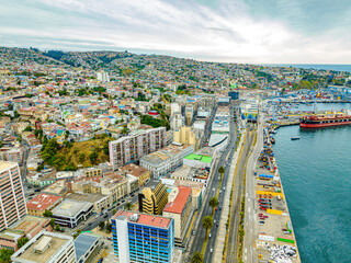 Imagem aérea da região portuária, Terminal Pacífico Sul de Valparaiso e suas casas e prédios...