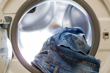 Jeans in der Waschmaschine