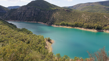 Pantano en plena naturaleza rodeado de montañas, Montsec, Lérida, Cataluña, España