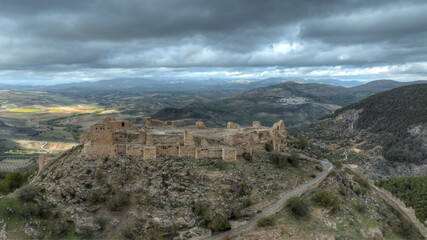 Obraz premium vista aérea del castillo de Moclín en la provincia de Granada, España