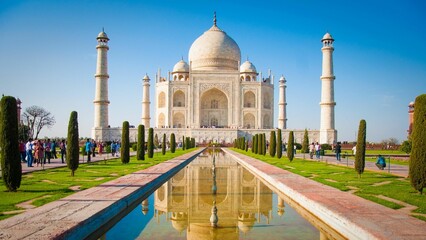 Scenic view of the iconic Taj Mahal in Agra, India, from ground level - obrazy, fototapety, plakaty