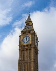 Fototapeta na wymiar Big Ben Clock Tower against a cloudy sky in London, England