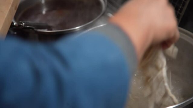 蕎麦を茹でる女性