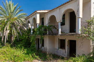 Bauruine einer verlassenen Hotelanlage in Griechenland