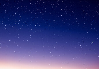 Obraz premium 雪が降る夜明け前の空 星が流れる静かな夜