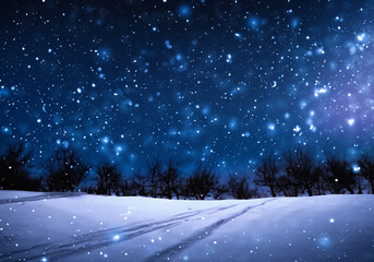 雪が降る夜明け前の空　星が流れる静かな夜 - obrazy, fototapety, plakaty
