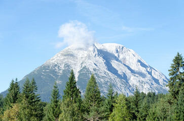 Die Hohe Munde in Leutasch, Tirol. Freistehender Berg mit blauem Himmeel