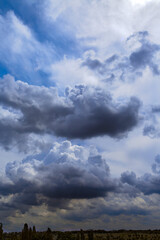 Obraz premium Clouds in the sky above the ground, meteorological science, skyward view