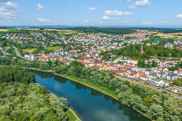 Fototapeta premium Bad Abbach an einer Donau-Schleife zwischen Regensburg und Kelheim im Luftbild