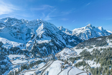 Traumhafter Winter am Hochtannbergpaß im Bregenzerwald, Blick ins Tal der Bregenzer Ach bei...