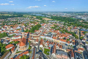 Die niederbayerische Kreistadt Dingolfing von oben