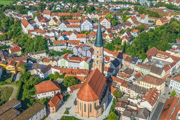 Dingolfing an der Isar in Niederbayern von oben, Blick ins Stadtzentrum zur Kirche St. Johannes