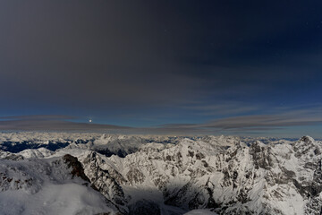 Blick auf die schneebedeckte Watzmannüberschreitung vom Watzmann Hocheck in der Nacht bei Vollmond...